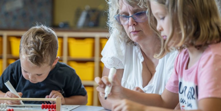 Enfants travaillant avec leur enseignante